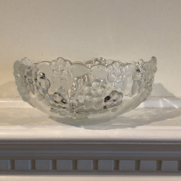 Mikasa Walther Centerpiece Crystal Bowl Clear Embossed Flowers Frosted Leaves - Picture 2 of 3